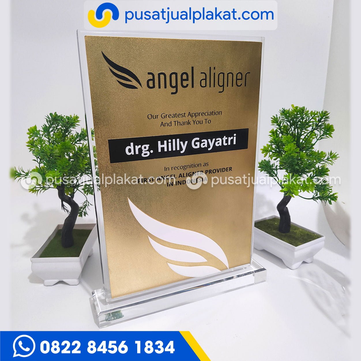 Plakat Akrilik Kombinasi Kuningan Sepuh Emas