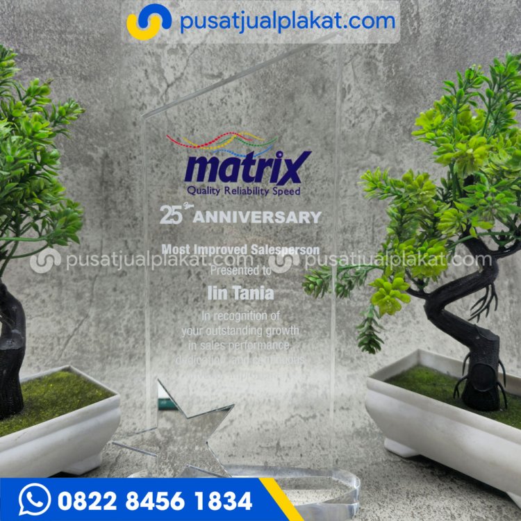 Plakat Akrilik Matrix untuk Penghargaan Most Improved Salesperson di Acara 25th Anniversary Plakat Akrilik Matrix untuk Penghargaan Most Improved Salesperson di Acara 25th Anniversary