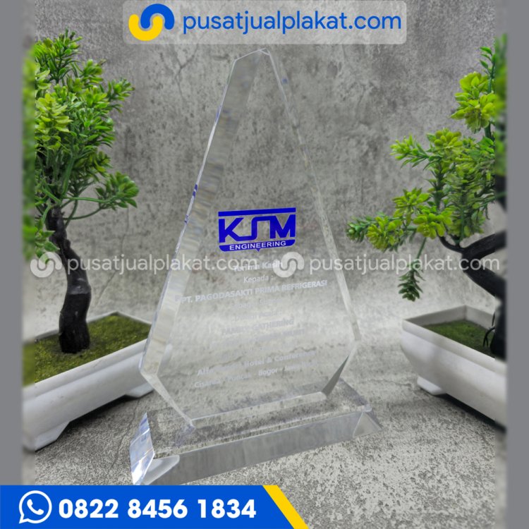 Plakat Akrilik Segitiga: Souvenir Eksklusif untuk Sponsor Family Gathering